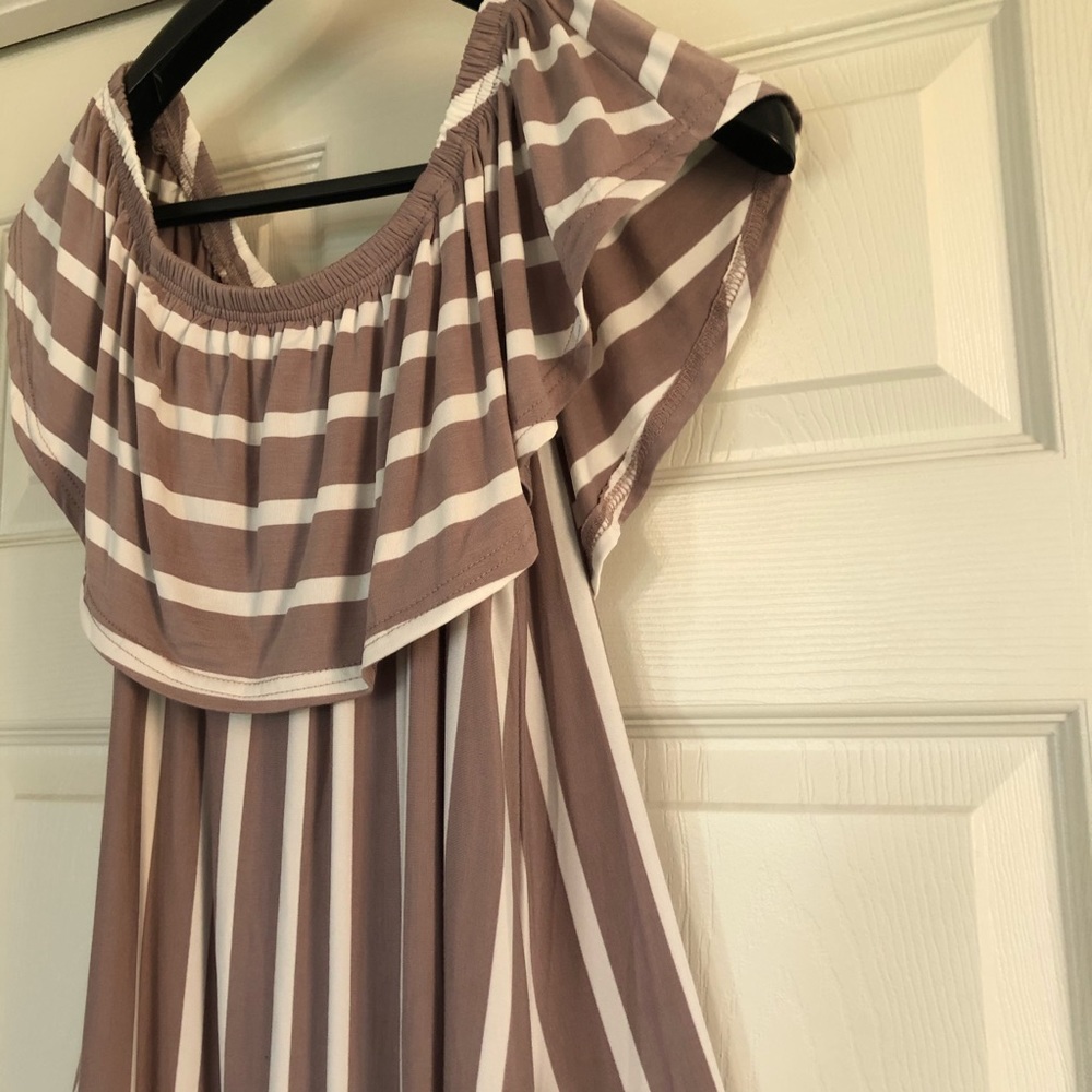 Off-Shoulder Ruffle Dress w/Pockets! - Picture 2 of 4